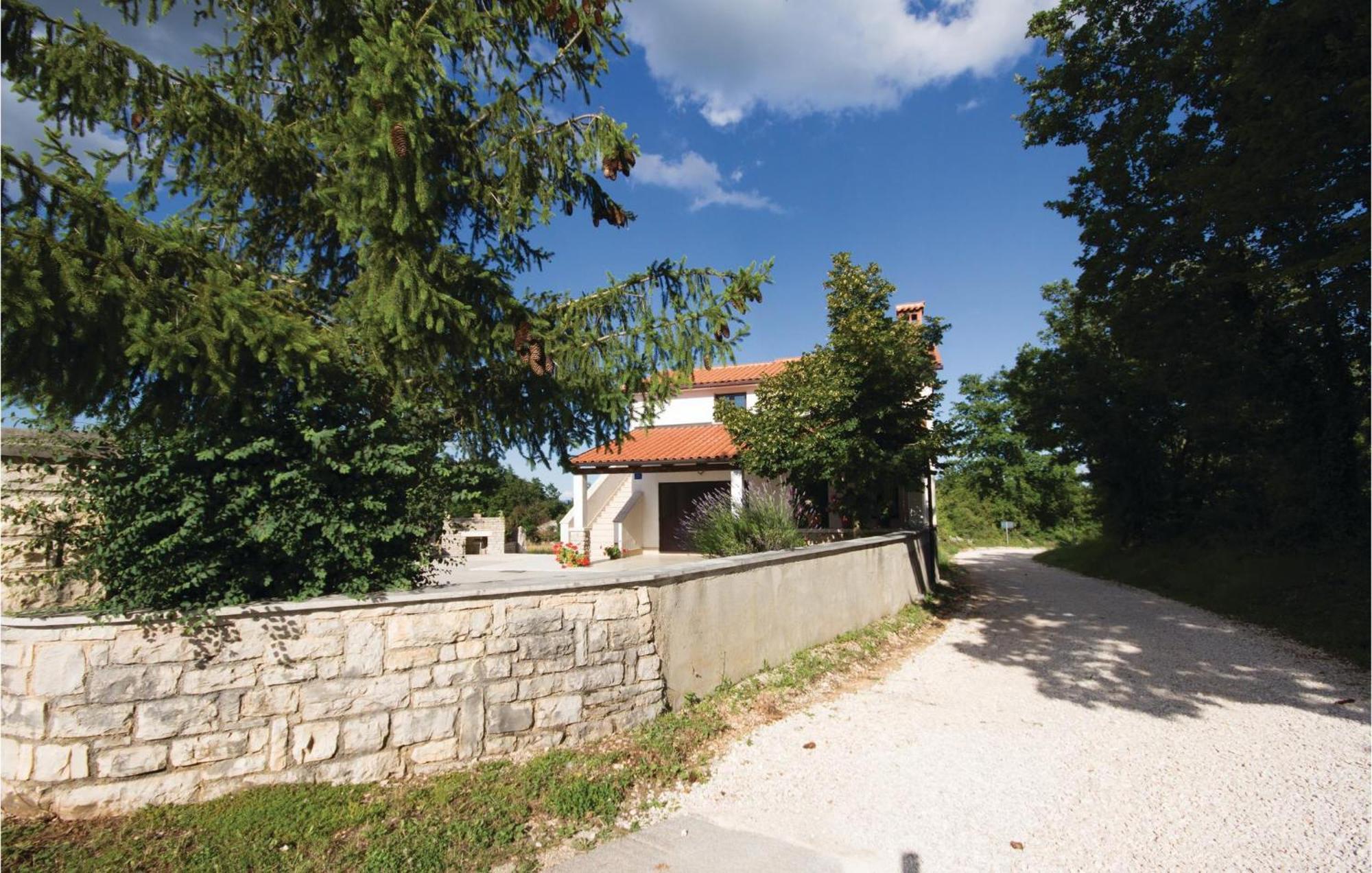 Katun Lindarski Amazing Apartment In Pazin With Wifi מראה חיצוני תמונה